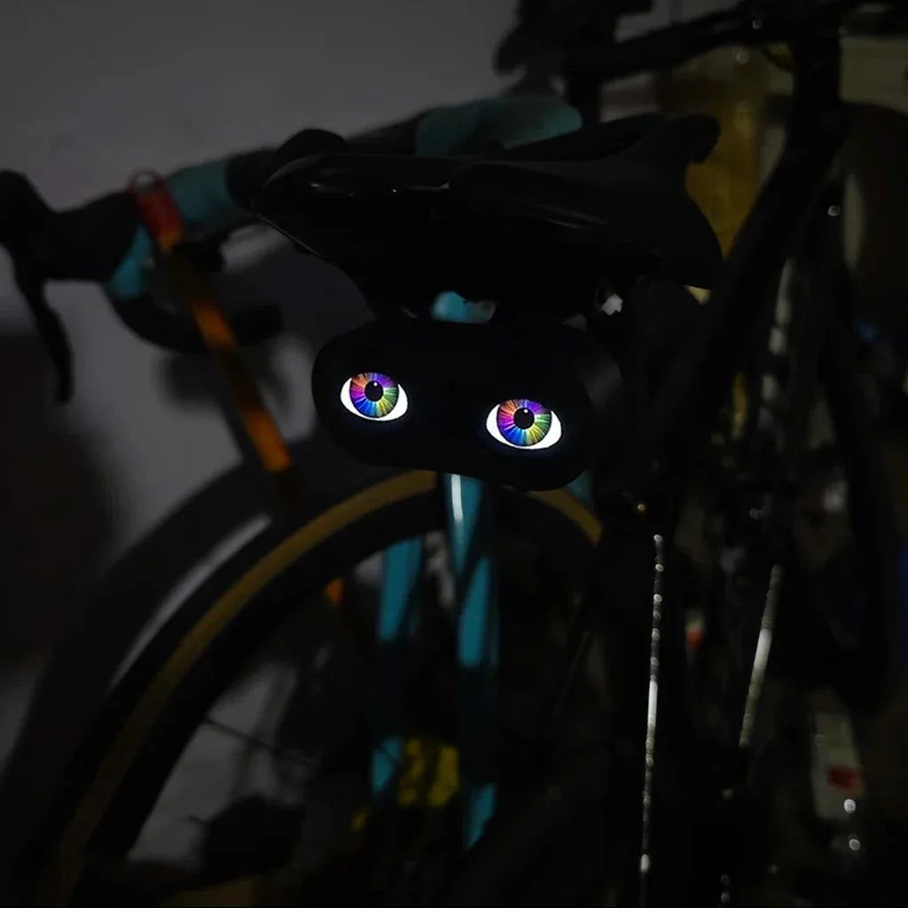 Lanterna Traseira Bike Devil Eyes LED – Luz Decorativa Recarregável USB-C com Efeito Olhos, À Prova d’Água para Bicicleta/Moto