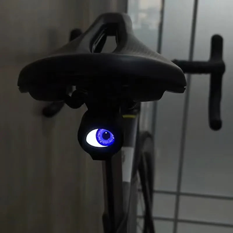 Lanterna Traseira Bike Devil Eyes LED – Luz Decorativa Recarregável USB-C com Efeito Olhos, À Prova d’Água para Bicicleta/Moto